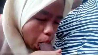 Bokep Jilbab Sepongin Pacar Di Mobil